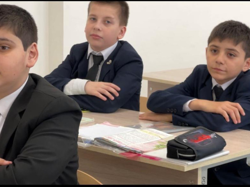 Птицы украшают землю.